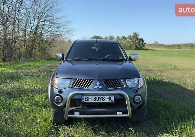 Серый Мицубиси Л 200, объемом двигателя 2.48 л и пробегом 234 тыс. км за 13000 $, фото 2 на Automoto.ua