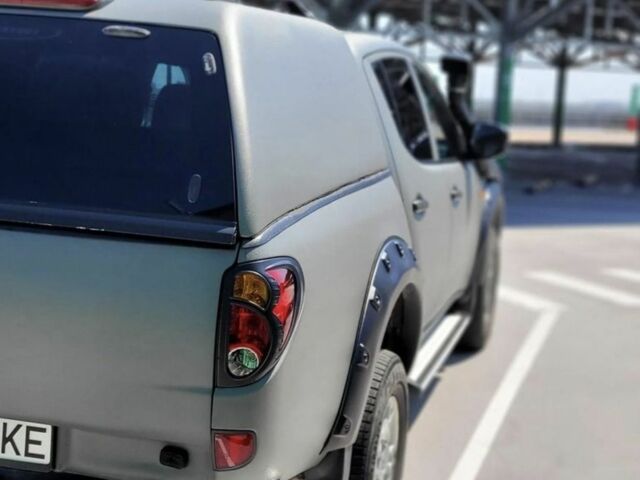 Серый Мицубиси Л 200, объемом двигателя 2 л и пробегом 244 тыс. км за 3600 $, фото 2 на Automoto.ua