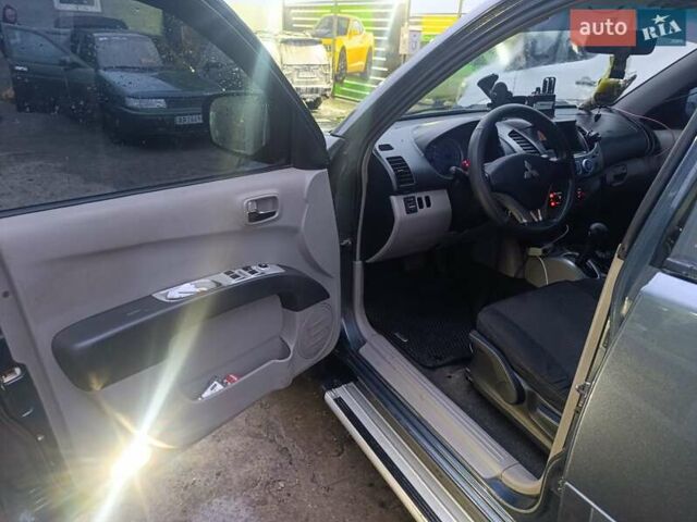 Серый Мицубиси Л 200, объемом двигателя 2.48 л и пробегом 270 тыс. км за 12500 $, фото 2 на Automoto.ua