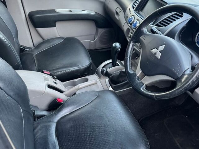 Серый Мицубиси Л 200, объемом двигателя 2.5 л и пробегом 116 тыс. км за 6384 $, фото 4 на Automoto.ua