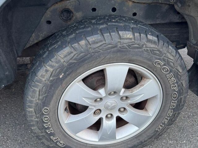 Серый Мицубиси Л 200, объемом двигателя 2.5 л и пробегом 116 тыс. км за 6384 $, фото 7 на Automoto.ua