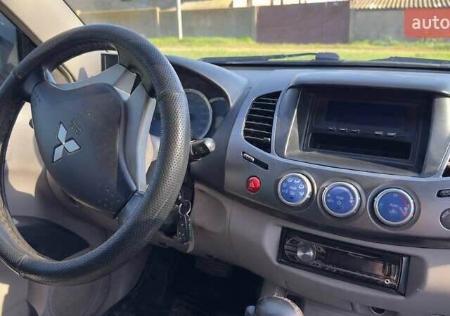 Серый Мицубиси Л 200, объемом двигателя 2.48 л и пробегом 234 тыс. км за 13000 $, фото 30 на Automoto.ua