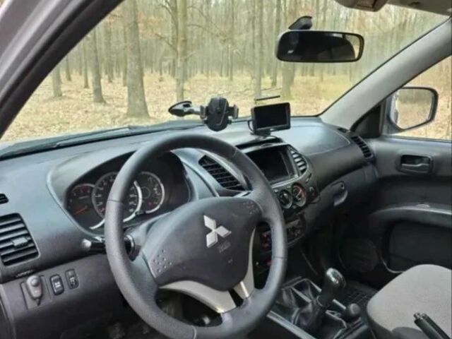 Сірий Міцубісі Л 200, об'ємом двигуна 2.5 л та пробігом 245 тис. км за 3999 $, фото 4 на Automoto.ua