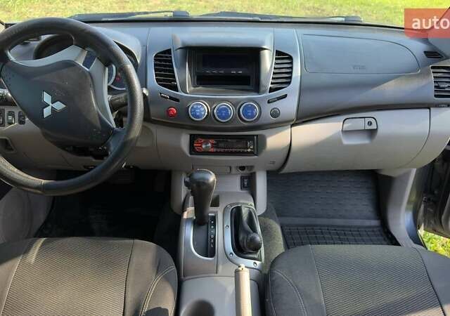 Серый Мицубиси Л 200, объемом двигателя 2.48 л и пробегом 234 тыс. км за 13000 $, фото 33 на Automoto.ua