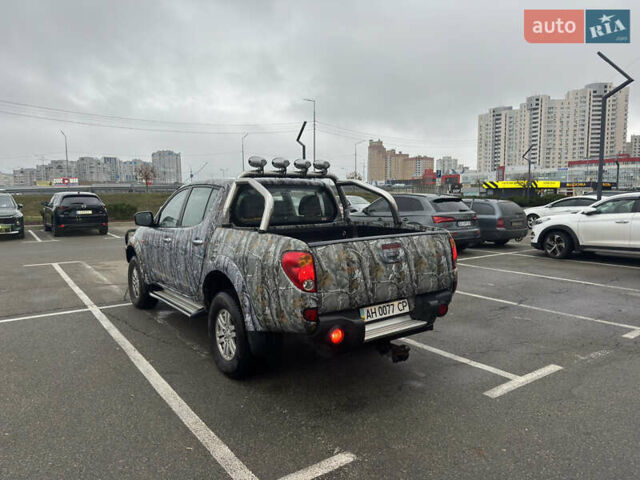 Серый Мицубиси Л 200, объемом двигателя 0 л и пробегом 250 тыс. км за 14999 $, фото 3 на Automoto.ua