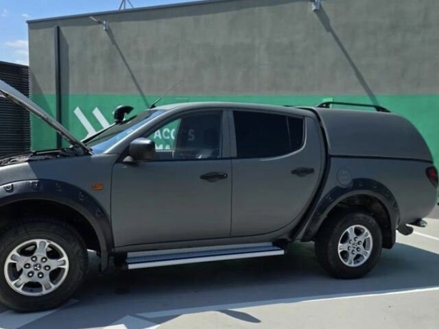 Серый Мицубиси Л 200, объемом двигателя 2 л и пробегом 244 тыс. км за 3600 $, фото 5 на Automoto.ua