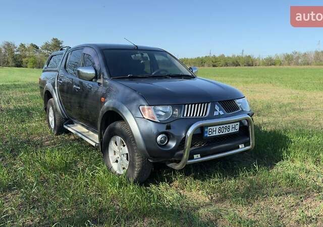 Серый Мицубиси Л 200, объемом двигателя 2.48 л и пробегом 234 тыс. км за 13000 $, фото 7 на Automoto.ua