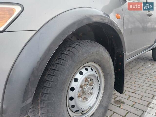 Серый Мицубиси Л 200, объемом двигателя 2.48 л и пробегом 397 тыс. км за 9000 $, фото 4 на Automoto.ua