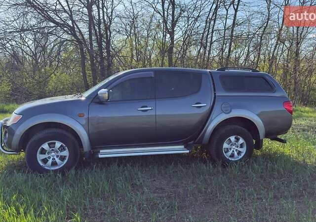 Серый Мицубиси Л 200, объемом двигателя 2.48 л и пробегом 234 тыс. км за 13000 $, фото 11 на Automoto.ua