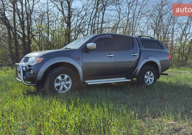 Серый Мицубиси Л 200, объемом двигателя 2.48 л и пробегом 234 тыс. км за 13000 $, фото 13 на Automoto.ua