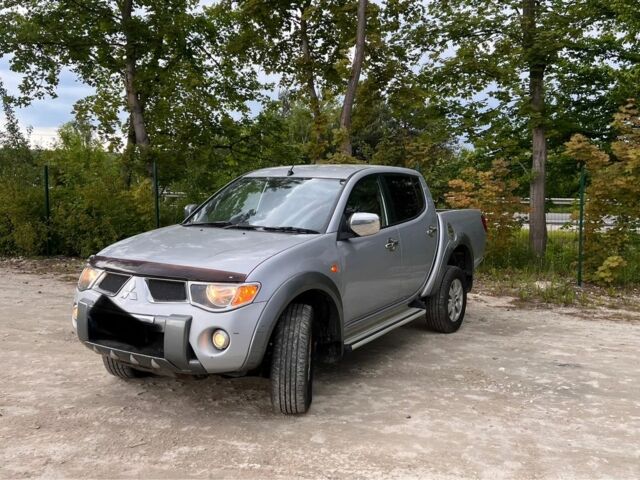 Серый Мицубиси Л 200, объемом двигателя 2.5 л и пробегом 118 тыс. км за 6500 $, фото 2 на Automoto.ua