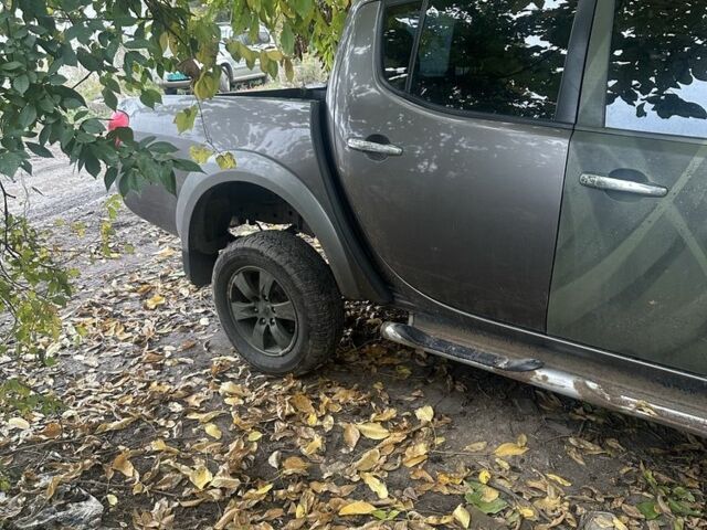 Серый Мицубиси Л 200, объемом двигателя 2.5 л и пробегом 200 тыс. км за 7850 $, фото 2 на Automoto.ua