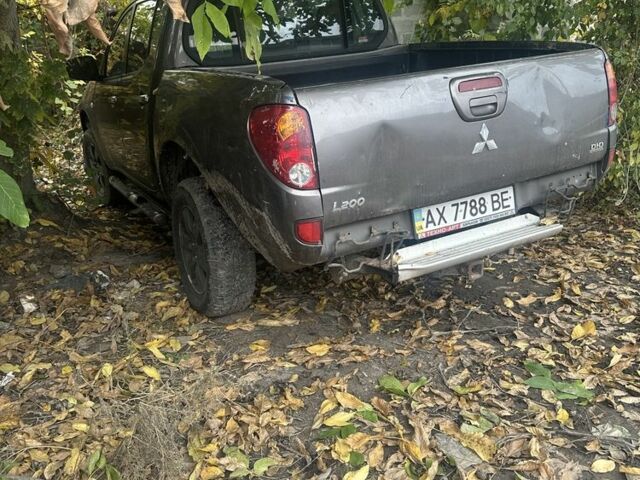 Серый Мицубиси Л 200, объемом двигателя 2.5 л и пробегом 200 тыс. км за 7850 $, фото 5 на Automoto.ua