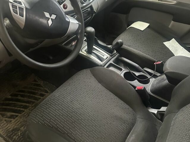 Серый Мицубиси Л 200, объемом двигателя 2.5 л и пробегом 200 тыс. км за 7850 $, фото 6 на Automoto.ua