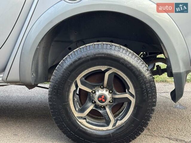 Сірий Міцубісі Л 200, об'ємом двигуна 2.48 л та пробігом 200 тис. км за 13300 $, фото 8 на Automoto.ua