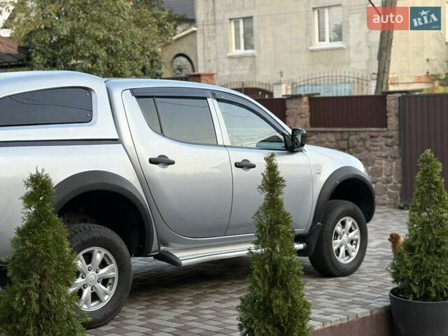 Серый Мицубиси Л 200, объемом двигателя 2.5 л и пробегом 280 тыс. км за 13000 $, фото 5 на Automoto.ua