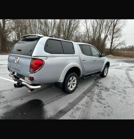 Серый Мицубиси Л 200, объемом двигателя 2.5 л и пробегом 155 тыс. км за 7888 $, фото 1 на Automoto.ua