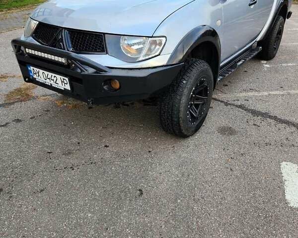 Сірий Міцубісі Л 200, об'ємом двигуна 2.48 л та пробігом 260 тис. км за 13000 $, фото 1 на Automoto.ua