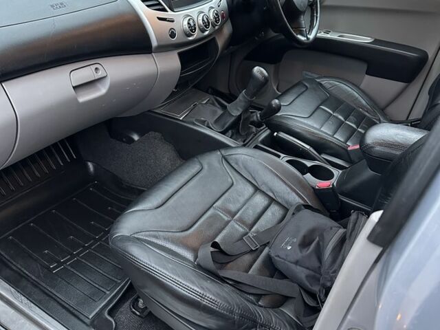 Серый Мицубиси Л 200, объемом двигателя 2.5 л и пробегом 155 тыс. км за 7888 $, фото 16 на Automoto.ua