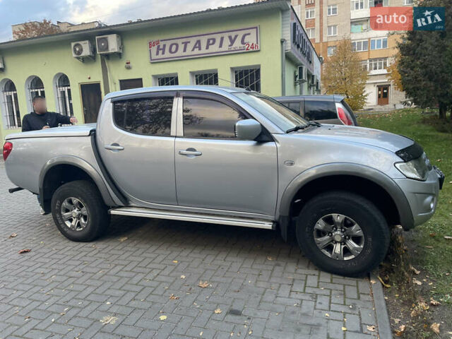 Серый Мицубиси Л 200, объемом двигателя 2.48 л и пробегом 180 тыс. км за 12200 $, фото 1 на Automoto.ua