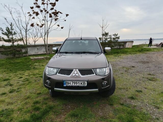 Серый Мицубиси Л 200, объемом двигателя 2.5 л и пробегом 251 тыс. км за 15500 $, фото 1 на Automoto.ua