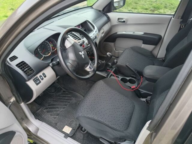 Серый Мицубиси Л 200, объемом двигателя 2.5 л и пробегом 251 тыс. км за 15500 $, фото 6 на Automoto.ua