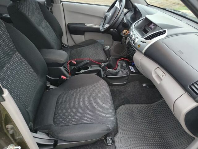 Серый Мицубиси Л 200, объемом двигателя 2.5 л и пробегом 251 тыс. км за 15500 $, фото 4 на Automoto.ua