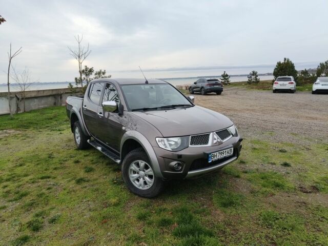 Серый Мицубиси Л 200, объемом двигателя 2.5 л и пробегом 251 тыс. км за 15500 $, фото 2 на Automoto.ua