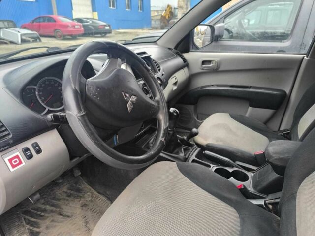 Серый Мицубиси Л 200, объемом двигателя 2.5 л и пробегом 250 тыс. км за 9209 $, фото 4 на Automoto.ua