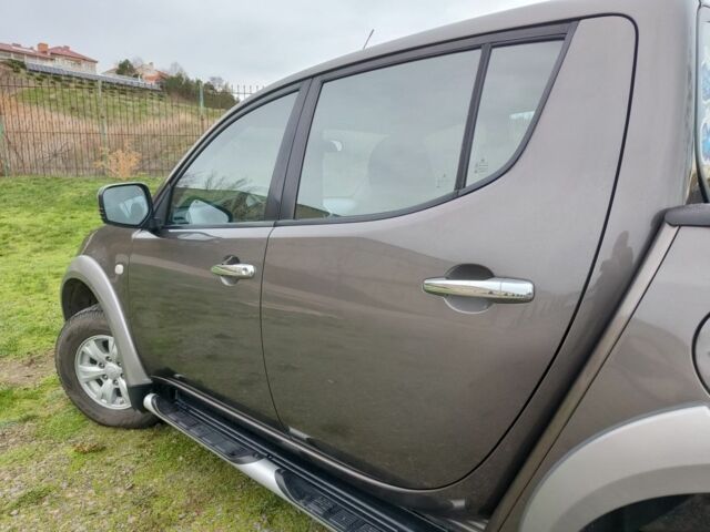 Серый Мицубиси Л 200, объемом двигателя 2.5 л и пробегом 251 тыс. км за 15500 $, фото 12 на Automoto.ua