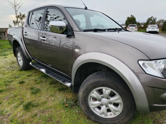 Серый Мицубиси Л 200, объемом двигателя 2.5 л и пробегом 251 тыс. км за 15500 $, фото 3 на Automoto.ua