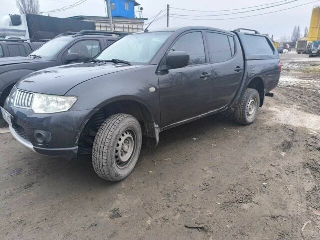 Серый Мицубиси Л 200, объемом двигателя 2.5 л и пробегом 250 тыс. км за 9209 $, фото 1 на Automoto.ua