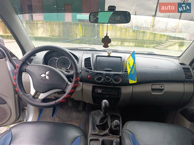 Серый Мицубиси Л 200, объемом двигателя 2.48 л и пробегом 299 тыс. км за 13900 $, фото 6 на Automoto.ua