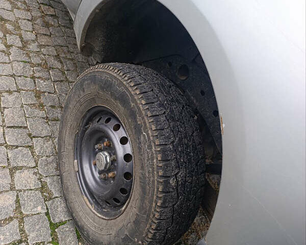 Серый Мицубиси Л 200, объемом двигателя 2.48 л и пробегом 299 тыс. км за 13900 $, фото 4 на Automoto.ua