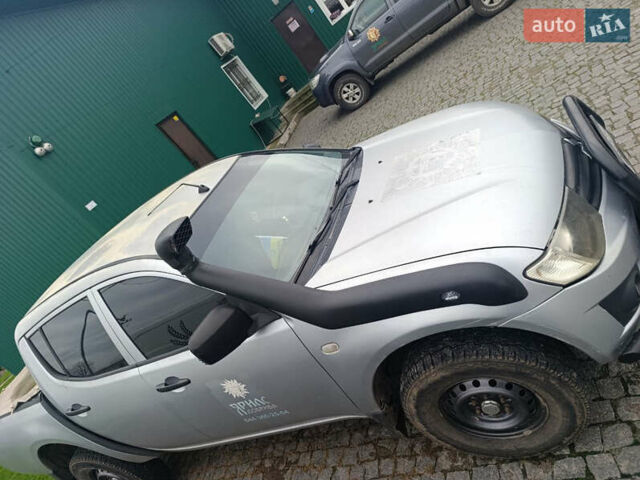 Серый Мицубиси Л 200, объемом двигателя 2.48 л и пробегом 299 тыс. км за 13900 $, фото 2 на Automoto.ua