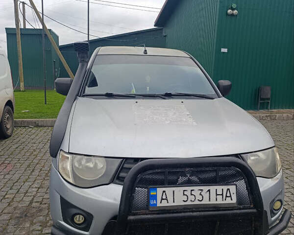 Серый Мицубиси Л 200, объемом двигателя 2.48 л и пробегом 299 тыс. км за 13900 $, фото 3 на Automoto.ua