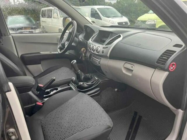 Серый Мицубиси Л 200, объемом двигателя 2.5 л и пробегом 230 тыс. км за 5000 $, фото 11 на Automoto.ua