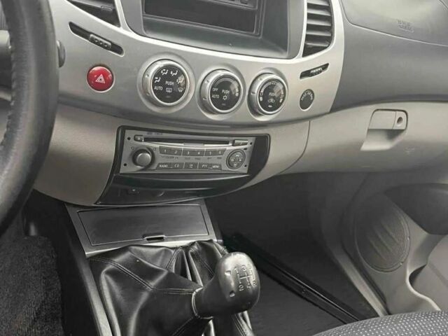 Серый Мицубиси Л 200, объемом двигателя 2.5 л и пробегом 230 тыс. км за 5000 $, фото 14 на Automoto.ua