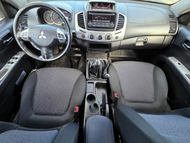 Серый Мицубиси Л 200, объемом двигателя 2.5 л и пробегом 130 тыс. км за 5222 $, фото 6 на Automoto.ua