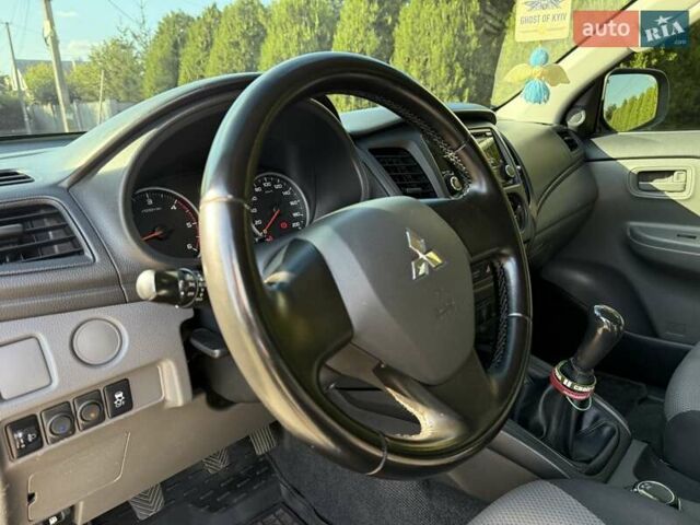 Серый Мицубиси Л 200, объемом двигателя 2.44 л и пробегом 160 тыс. км за 19999 $, фото 11 на Automoto.ua