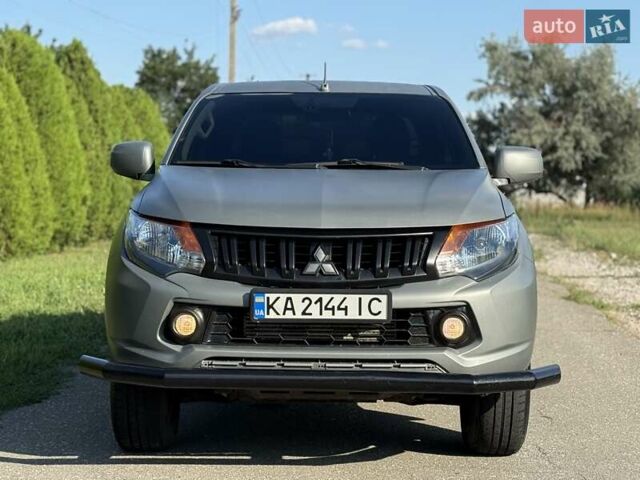 Серый Мицубиси Л 200, объемом двигателя 2.44 л и пробегом 160 тыс. км за 19999 $, фото 2 на Automoto.ua