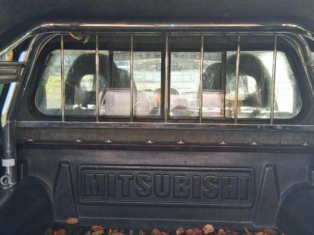 Серый Мицубиси Л 200, объемом двигателя 2.5 л и пробегом 183 тыс. км за 2500 $, фото 4 на Automoto.ua