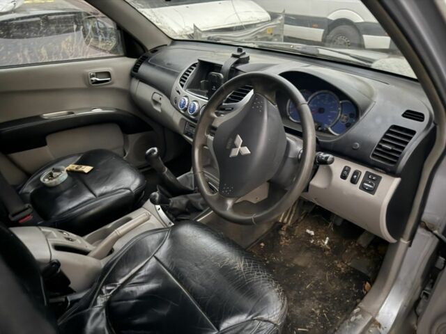 Сірий Міцубісі Л 200, об'ємом двигуна 2.5 л та пробігом 200 тис. км за 4800 $, фото 3 на Automoto.ua