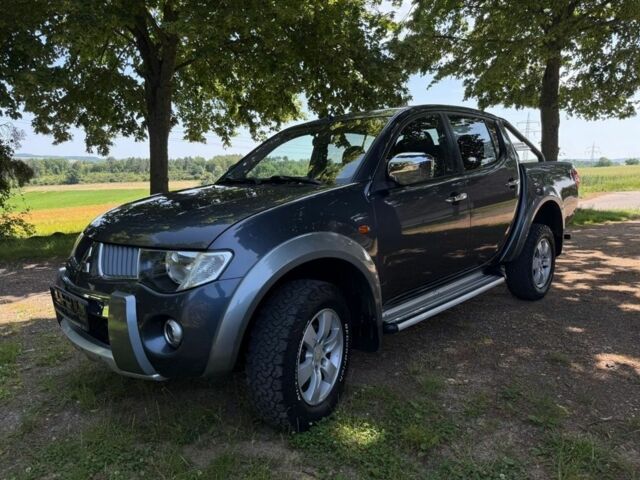 Серый Мицубиси Л 200, объемом двигателя 2.5 л и пробегом 210 тыс. км за 2950 $, фото 2 на Automoto.ua