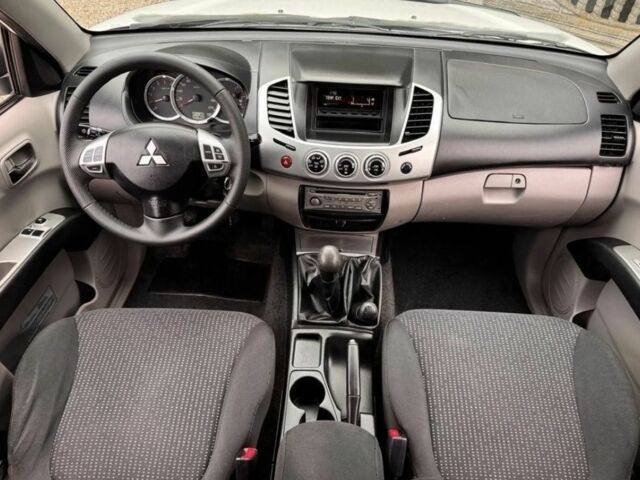 Серый Мицубиси Л 200, объемом двигателя 2.5 л и пробегом 210 тыс. км за 2950 $, фото 9 на Automoto.ua