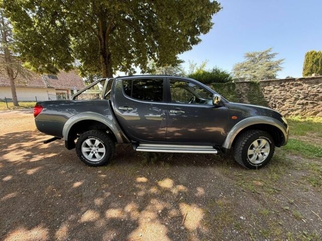 Серый Мицубиси Л 200, объемом двигателя 2.5 л и пробегом 210 тыс. км за 2950 $, фото 3 на Automoto.ua