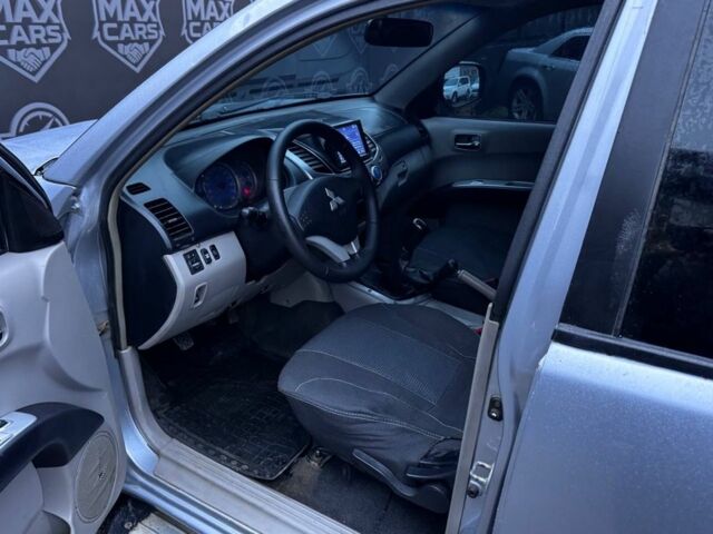 Серый Мицубиси Л 200, объемом двигателя 2.5 л и пробегом 260 тыс. км за 9900 $, фото 7 на Automoto.ua