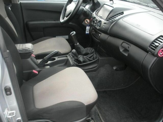 Серый Мицубиси Л 200, объемом двигателя 0 л и пробегом 189 тыс. км за 3400 $, фото 4 на Automoto.ua