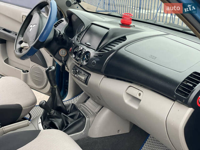 Синій Міцубісі Л 200, об'ємом двигуна 2.48 л та пробігом 469 тис. км за 10300 $, фото 10 на Automoto.ua