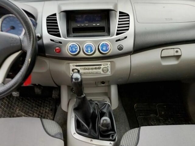 Синий Мицубиси Л 200, объемом двигателя 2.5 л и пробегом 260 тыс. км за 3800 $, фото 8 на Automoto.ua